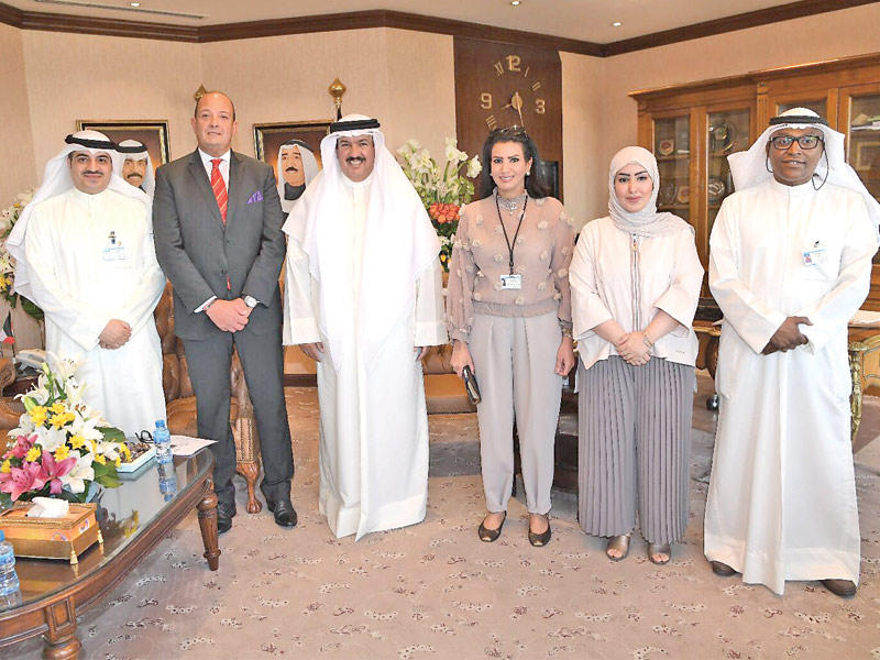 المضف مع ممثل أكاديمية باريسn