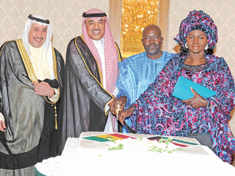 الخالد والسفير السنغالي وحرمه يقطعون كيك الاحتفال