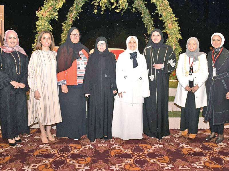 الصبيح تتوسط الحضور خلال الحفل 