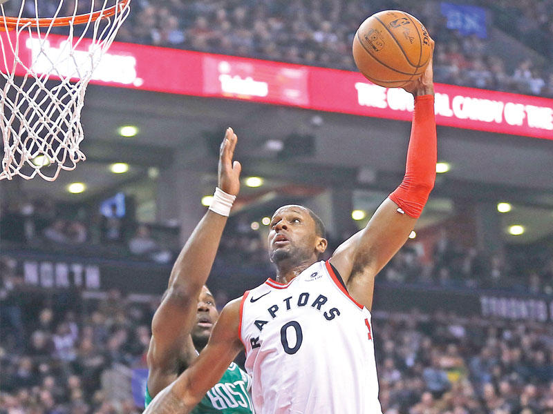 ميلز نجم تورونتو خلال مواجهة بوسطن