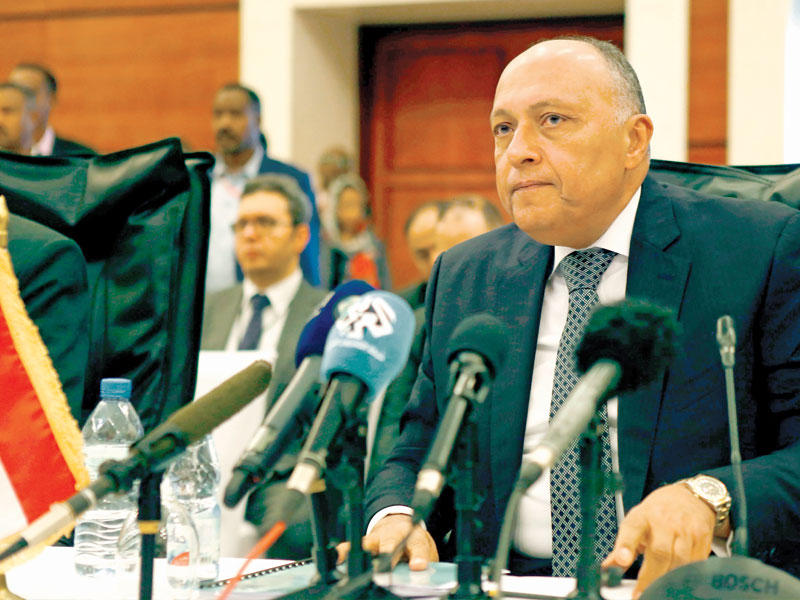 وزير الخارجية سامح شكري مترئساً وفد مصر في محادثات بشأن سد النهضة بالخرطوم أمس (أ ف ب)