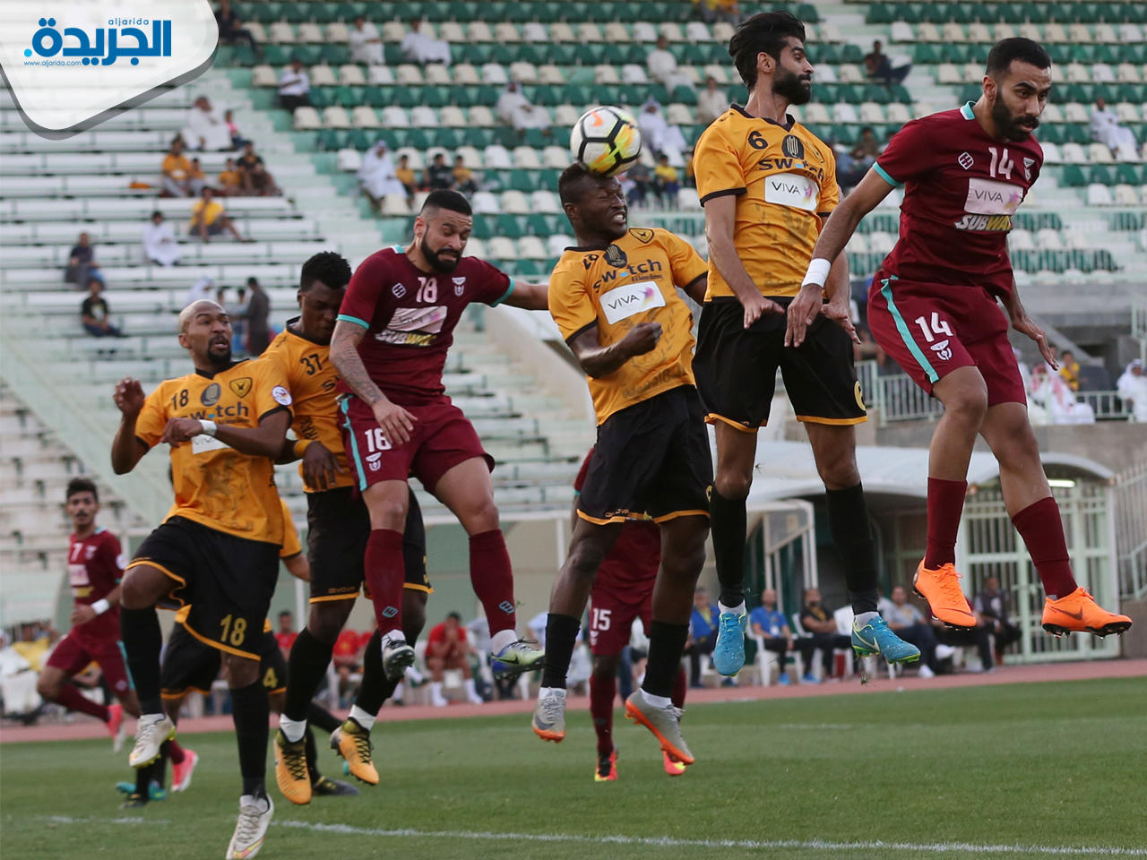  صراع على الكرة بين لاعبي القادسية والنصر 