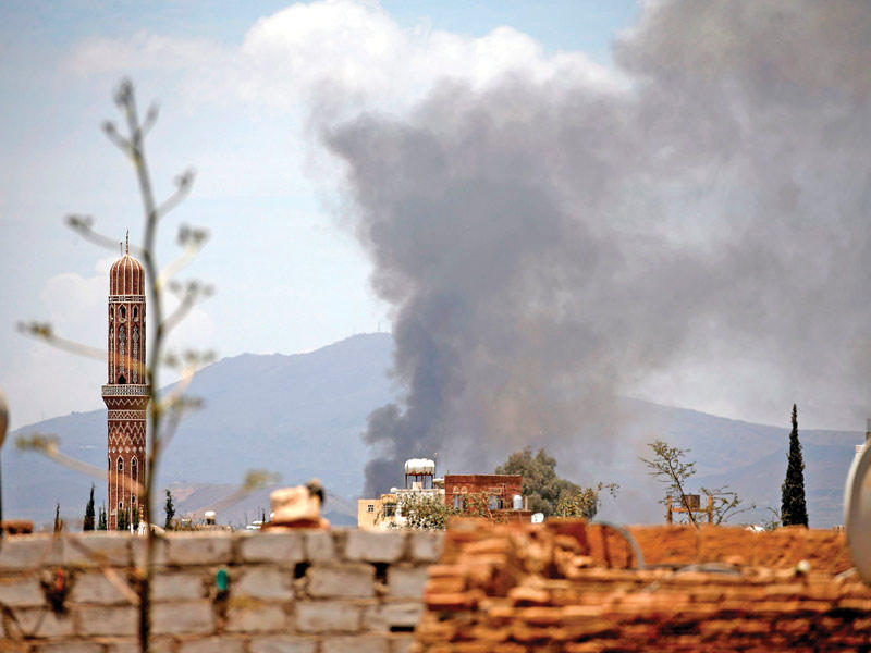 أعمدة دخان تتصاعد من قاعدة ديلمي الجوية بعد قصفها من مقاتلات التحالف في صنعاء أمسt(أ ف ب)