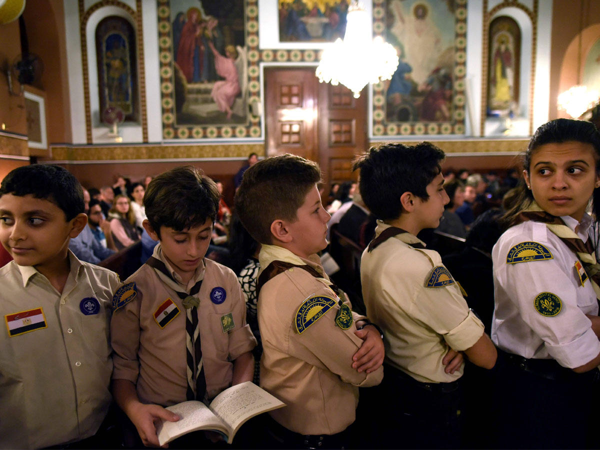 تلاميذ يتلون الصلوات في الكنيسة اليونانية وسط القاهرة أمس الأول (أ ف ب)