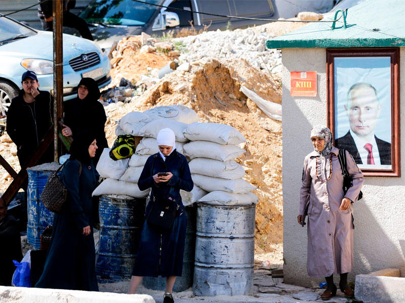 سوريات ينتظرن المفرج عنهم على حاجز الوفدين على مشارف دمشق أمس الأول (أ ف ب)