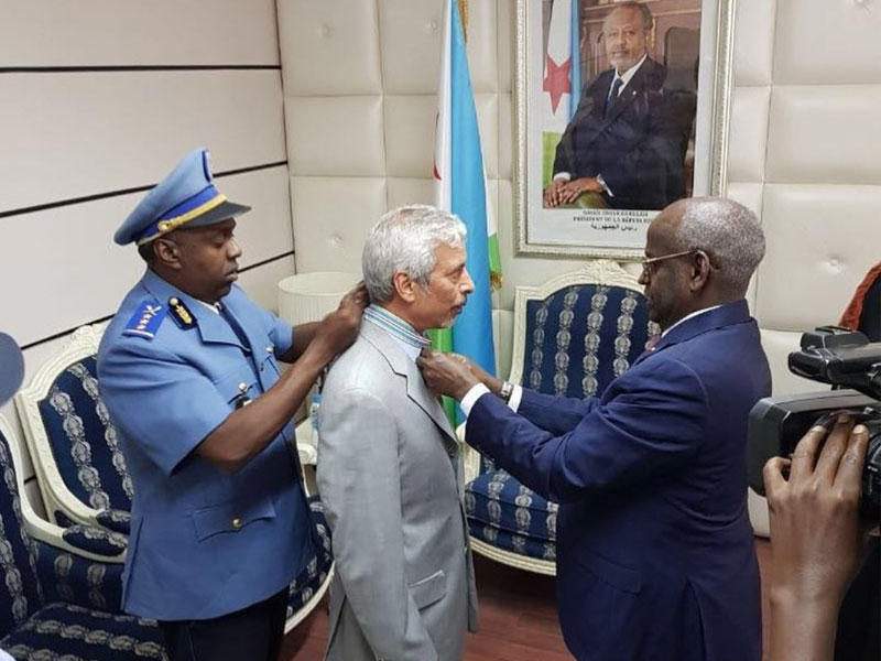 رئيس الوزراء الجيبوتي يقلد الوقيان الوسام