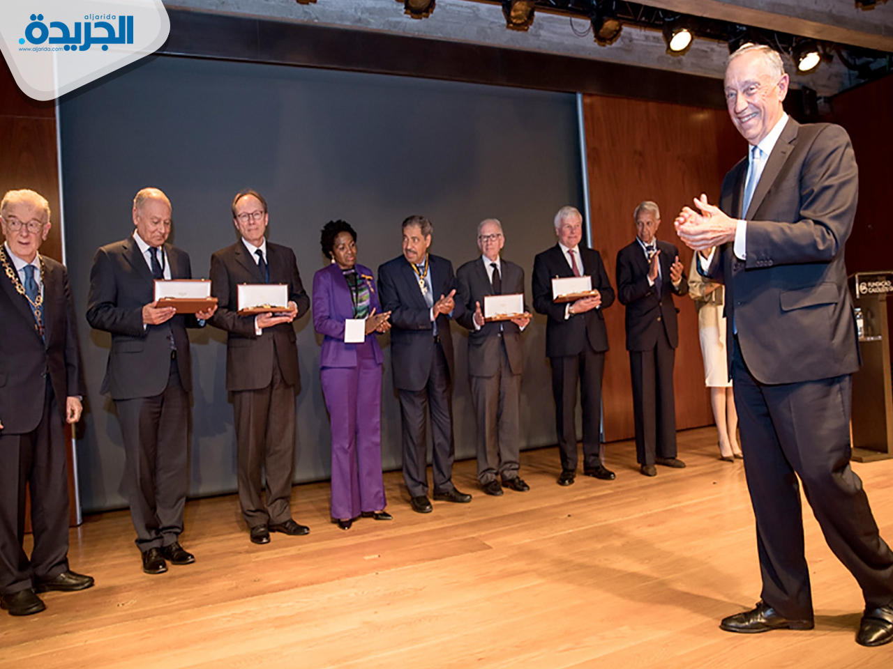 الرئيس البرتغالي مارسيلو ريبالو في لقطة مع المكرمين وبينهم الشاعر الكويتي عبدالعزيز البابطين