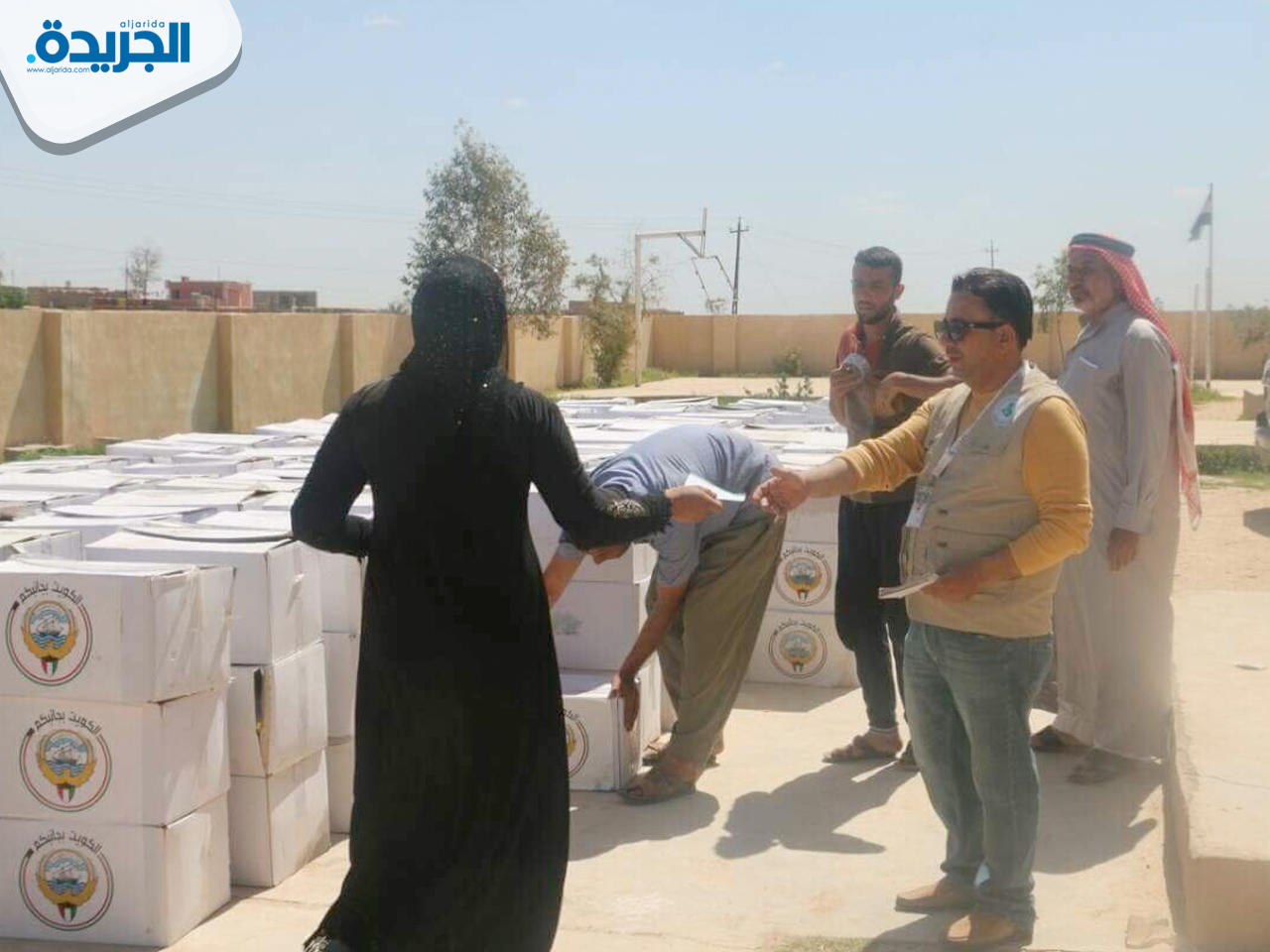 جانب من توزيع السلال الغذائية على الأسر العائدة إلى كركوك
