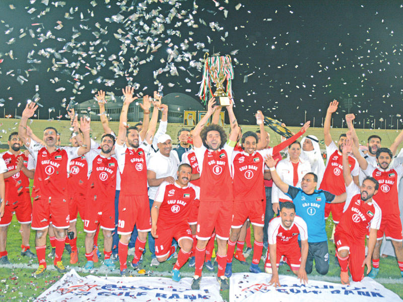 قائد فريق بنك الخليج يرفع كأس البطولة وسط فرحة زملائه