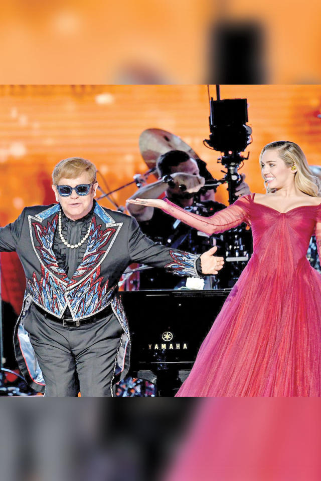 مايلي سايرس مع إلتون جون 