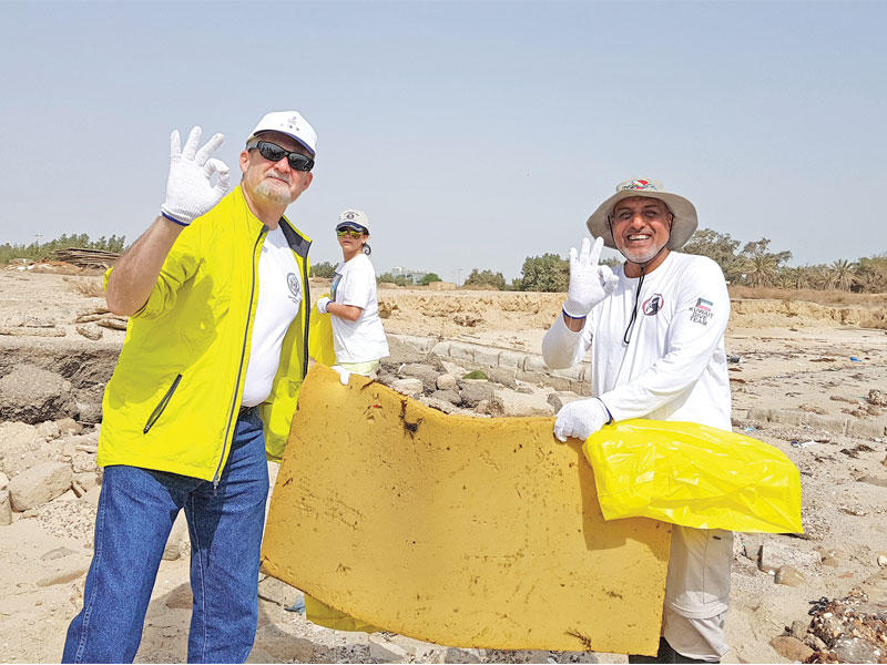 السفير الأميركي ورئيس فريق الغوص خلال حملة التنظيف