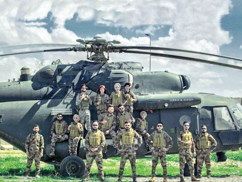 تداول العراقيون صورا غير عادية لخريجي كلية طب الأسنان في الموصل وهم يرتدون الزي العسكري بمناسبة تخرجهم 