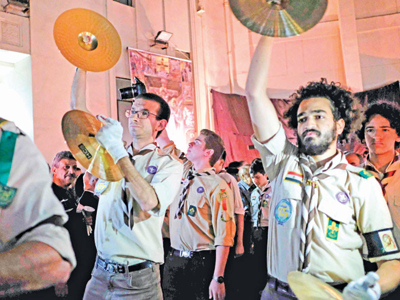 جانب من طقوس الجمعة العظيمة وفق التقويم الشرقي في القاهرة أمس الأول (أ ف ب) 