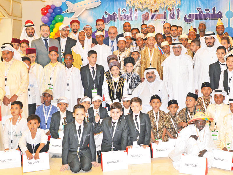 النائب الأول متوسطاً المشاركين بالتكريم