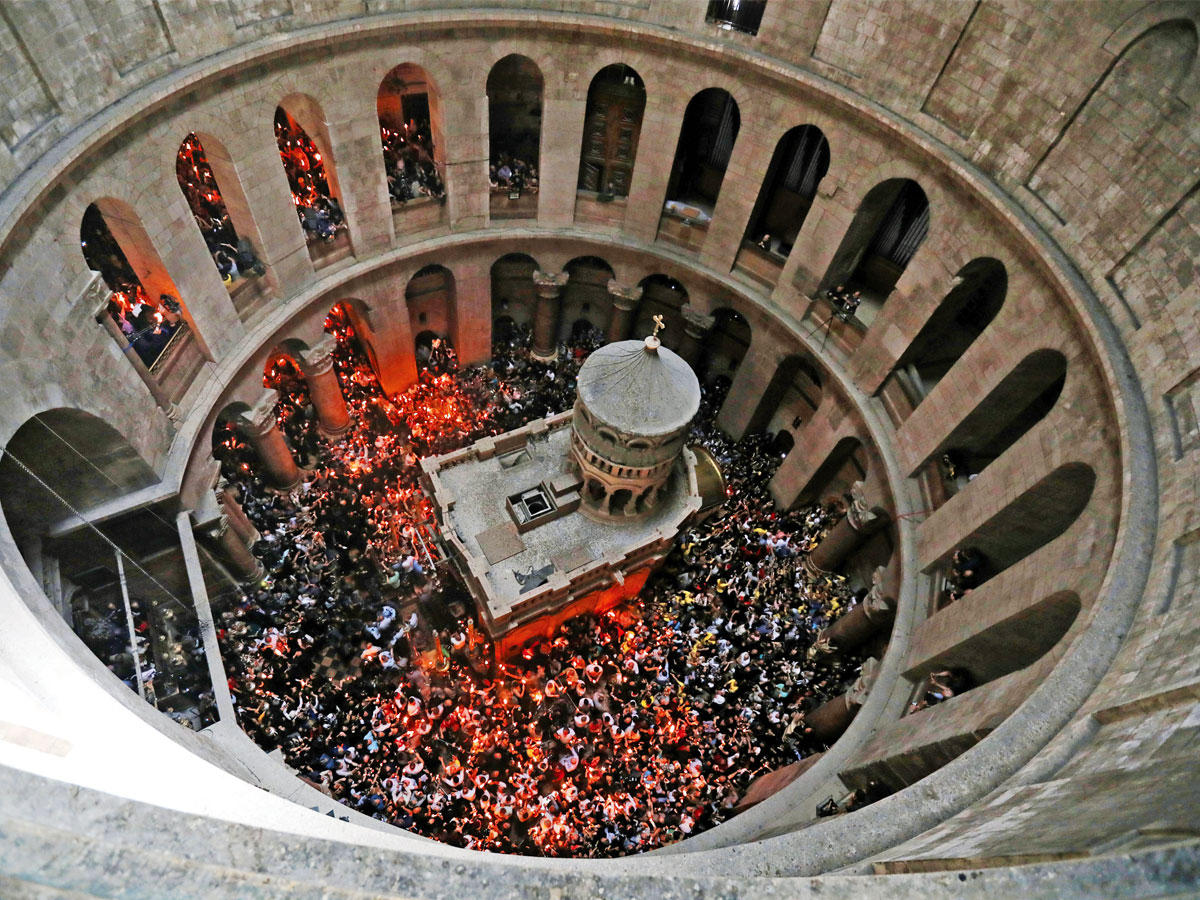 مسيحيون يحيون طقس فيض النور داخل كنيسة القيامة في القدس المحتلة أمس (رويترز)