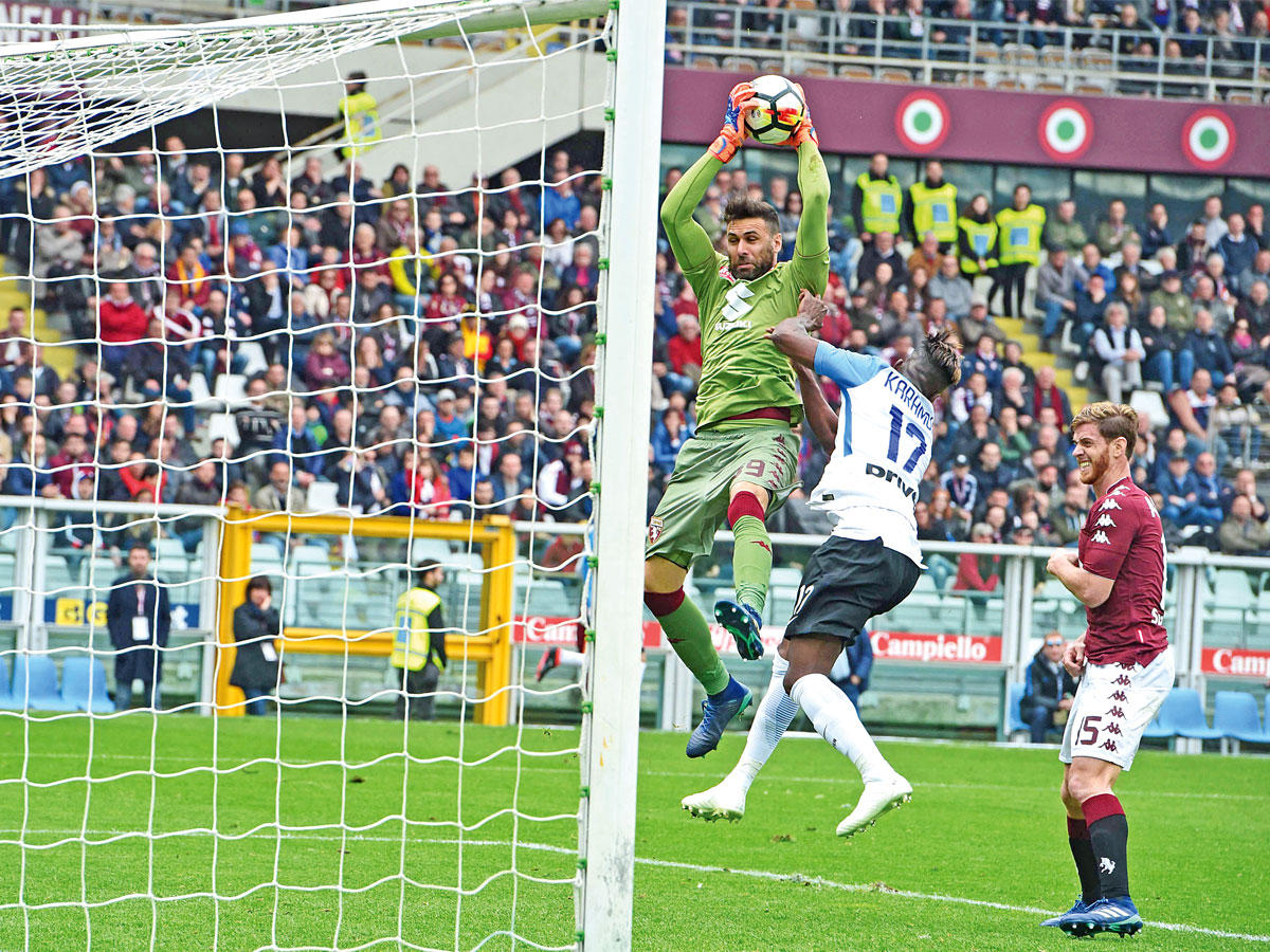 سيريجيو حارس مرمى تورينو يتصدى لاحدى محاولات الانتر