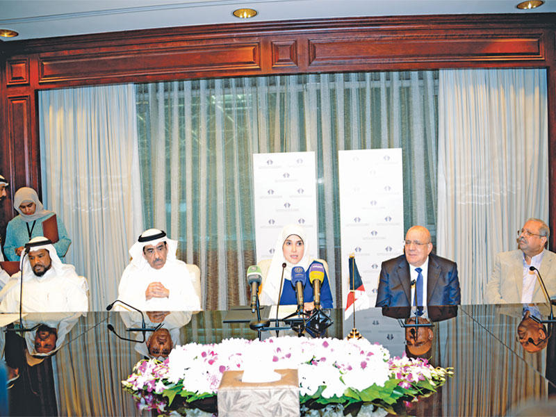 بوشهري خلال توقيعها عقد تنفيذ مشروع شرق تيماء المخصص لفئة «من باع بيته»