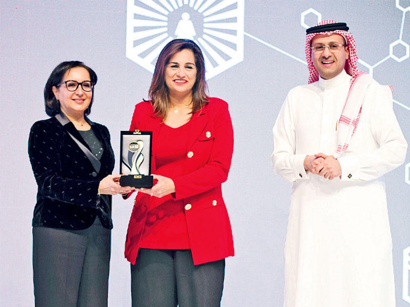  سلمى الحجاج تتسلم الجائزة