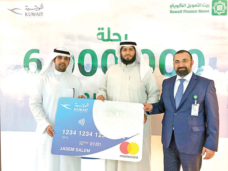 فادي الشالوحي ومشعل المطيري خلال تقديم الجائزة للرابح محمد الدغيمان