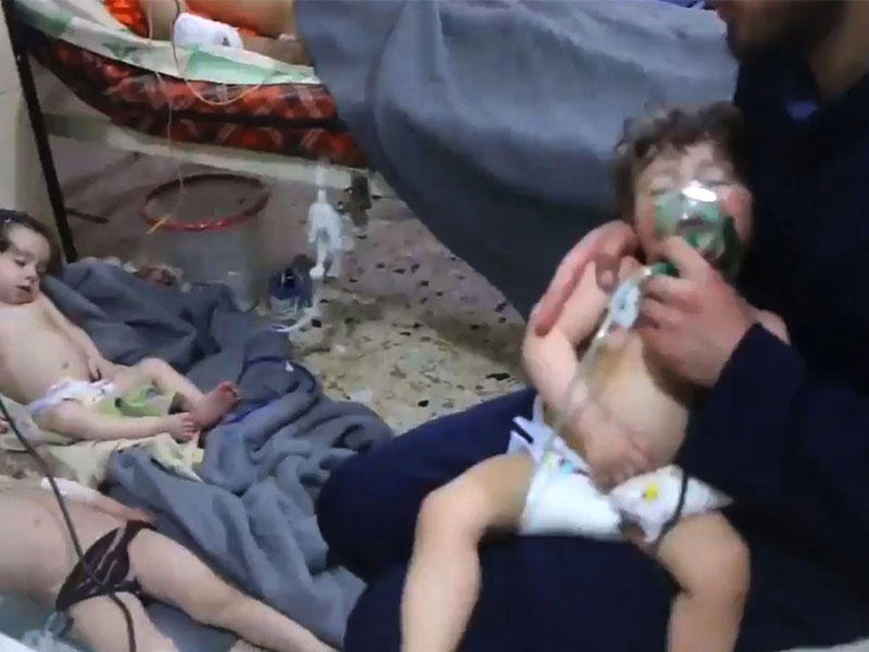 صورة من فيديو لأطفال يتلقون العلاج في مستشفى دوما أمس