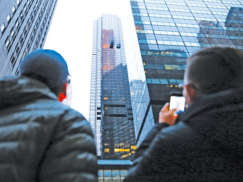 أميركي يلتقط صورة لحريق برج ترامب أمس الأول t(رويترز)