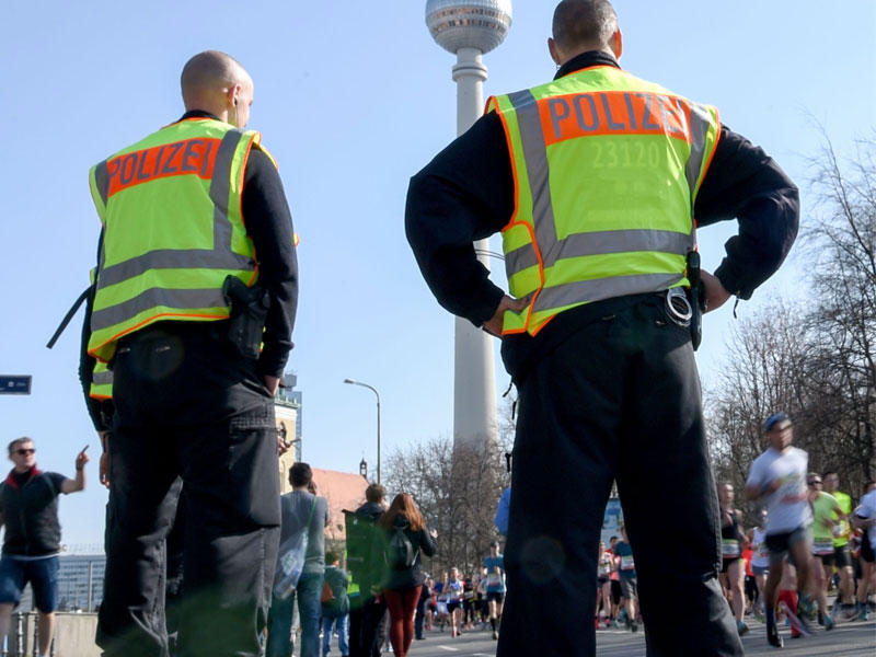 دورية للشرطة خلال نصف الماراتون في برلين
