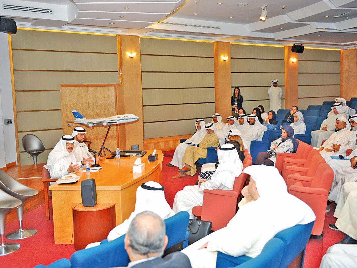 الجاسم متحدثاً لمسؤولي الكويتية وموظفيها