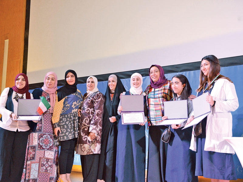 فادية السعد متوسطة الفائزات في المسابقة