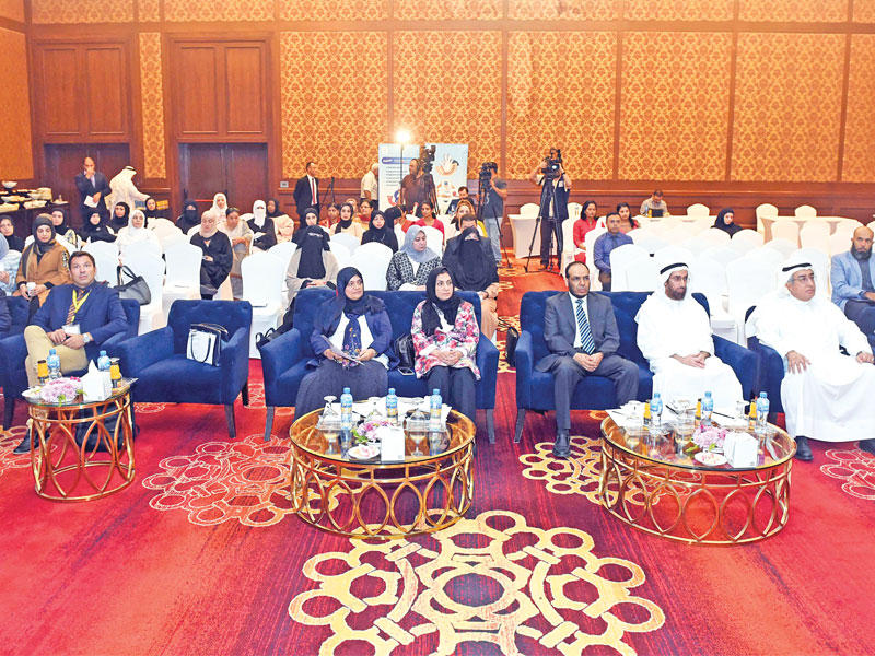  الزعبي متوسطا الحضور في المؤتمر