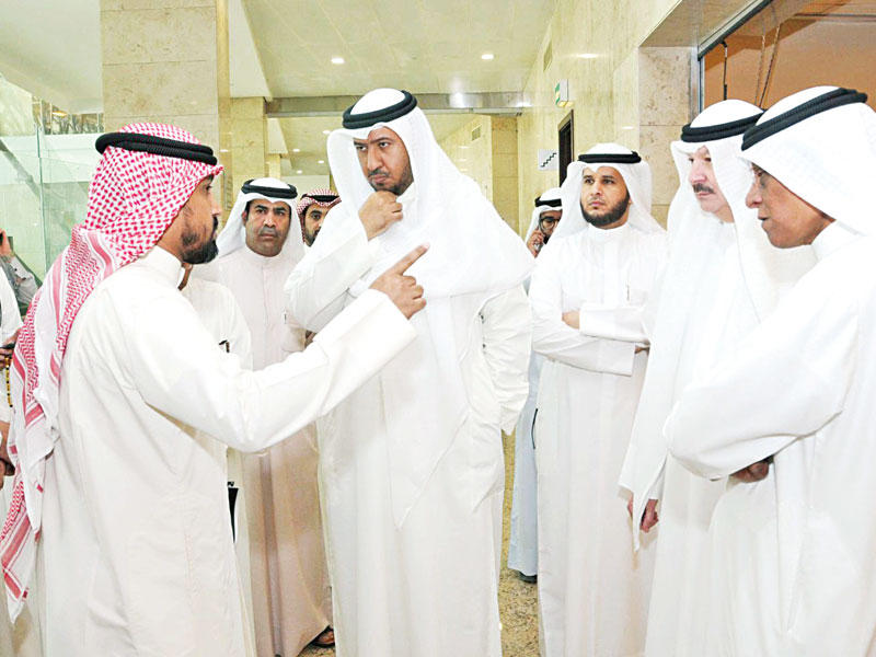 العفاسي خلال زيارته التفقدية لمجمع محاكم الجهراء الجديد