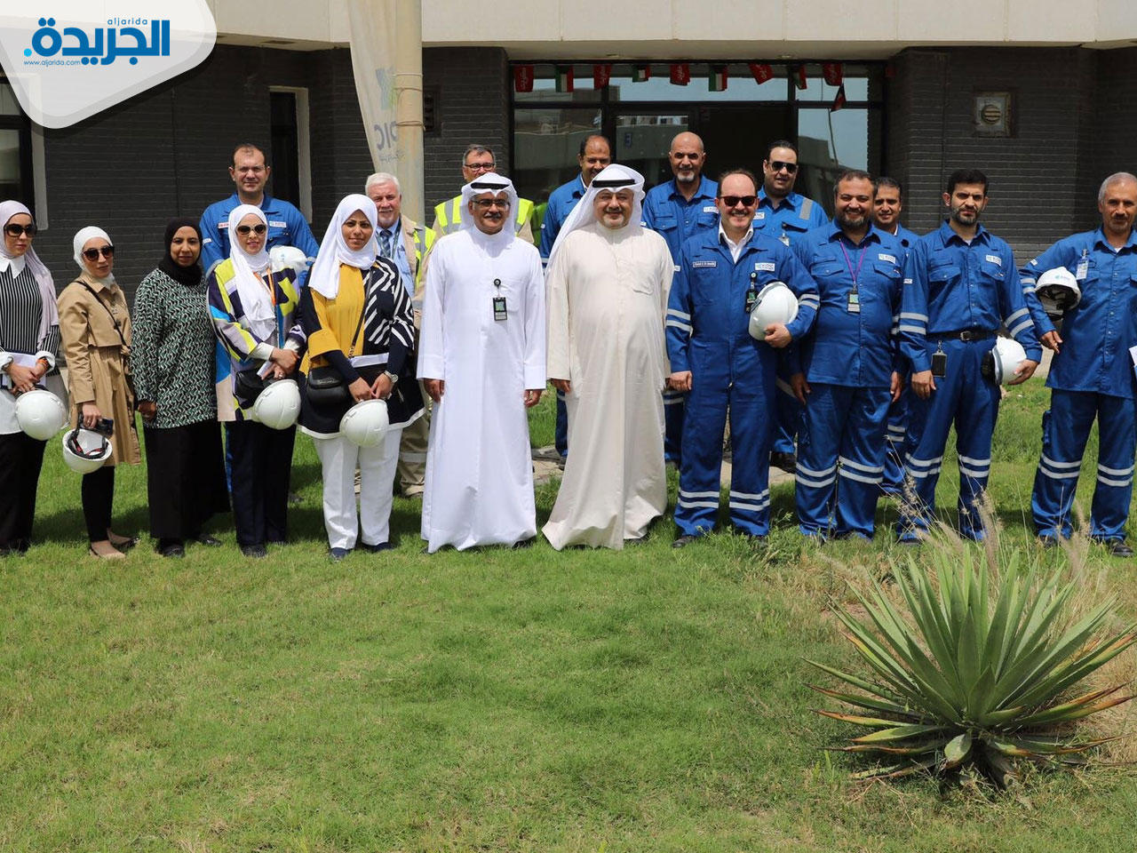 مهدي متوسطاً القائمين على مشروع مصفاة الزور