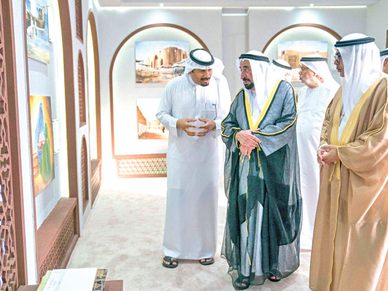 القاسمي أثناء جولته في الافتتاح 