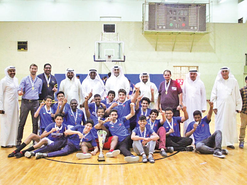 برجس وبارون مع فريق نادي الكويت البطل بعد التتويج