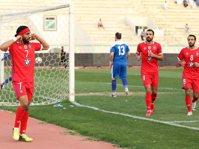 العنزي يحتفل بالهدف الأول في المباراة (تصوير جورج ريجي)