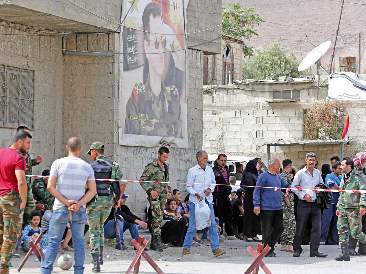  قوات النظام تطوق مقاتلي جيش الإسلام وعائلاتهم عند حاجز الوافدين على مشارف دمشق أمس (أ ف ب)