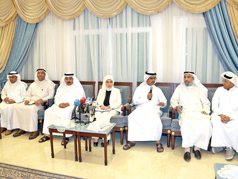 بوشهري وقياديو «السكنية» خلال مشاركتهم في ندوة «ناطر بيت» أمس  (تصوير عوض التعمري)