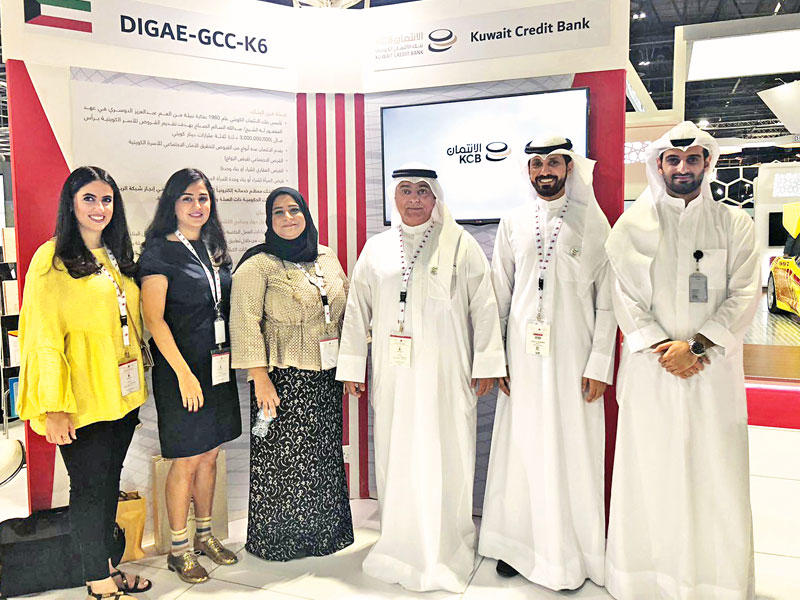 المضف متوسطاً كوادر البنك خلال مشاركتهم في معرض دبي الدولي