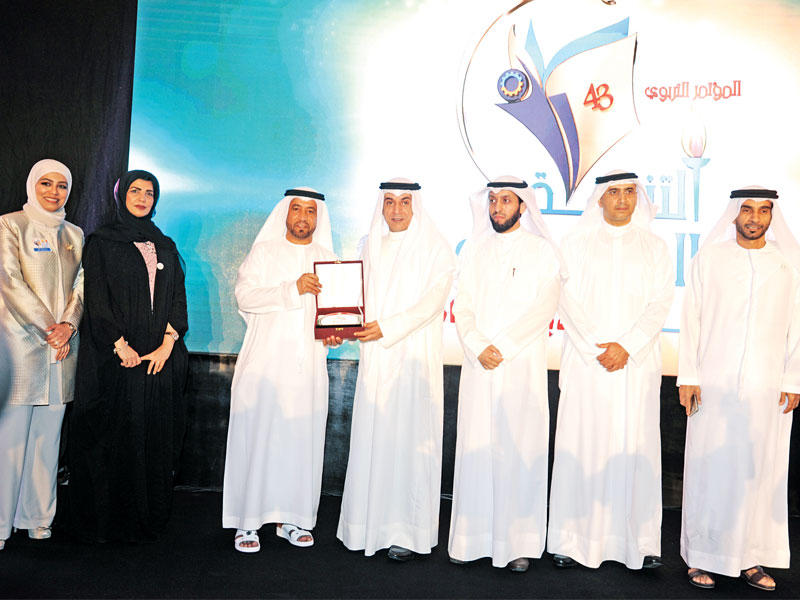 العازمي مكرما احد المعلمين