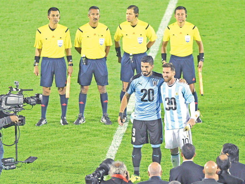 ميسي وسواريز خلال مباراة سابقة بين منتخبي الأرجنتين وأوروغواي 