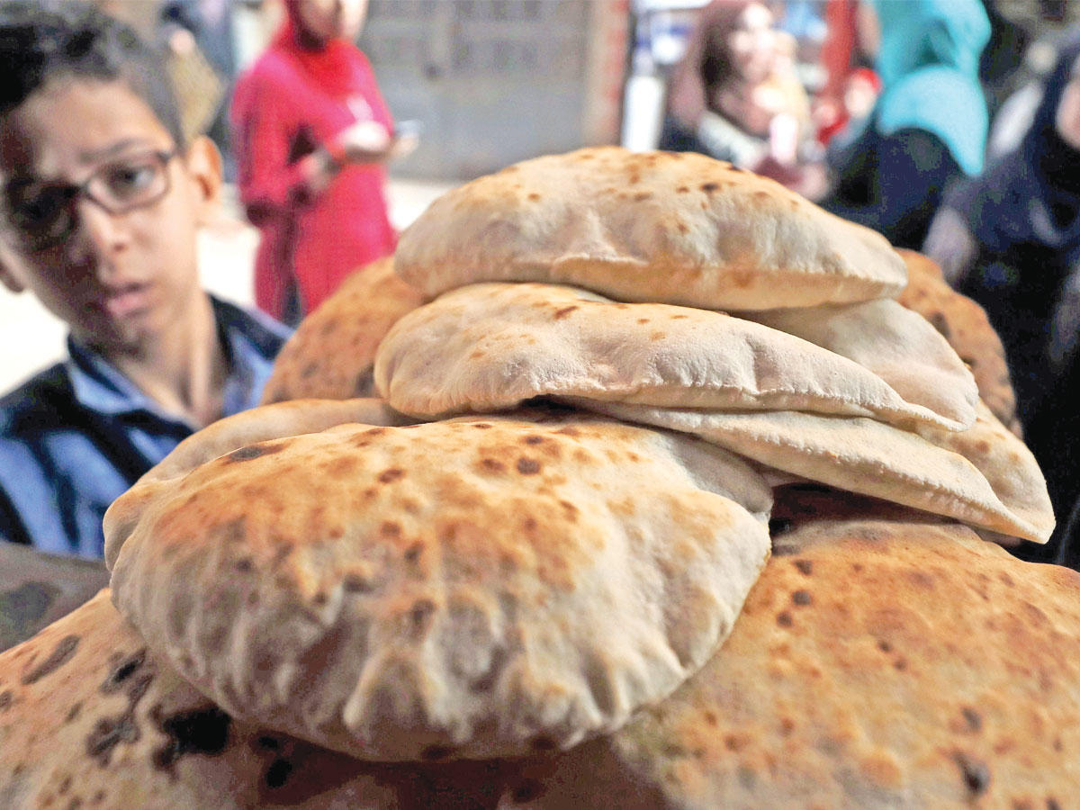 فتى مصري يحمل أرغفة من الخبز في القاهرة    (رويترز)
