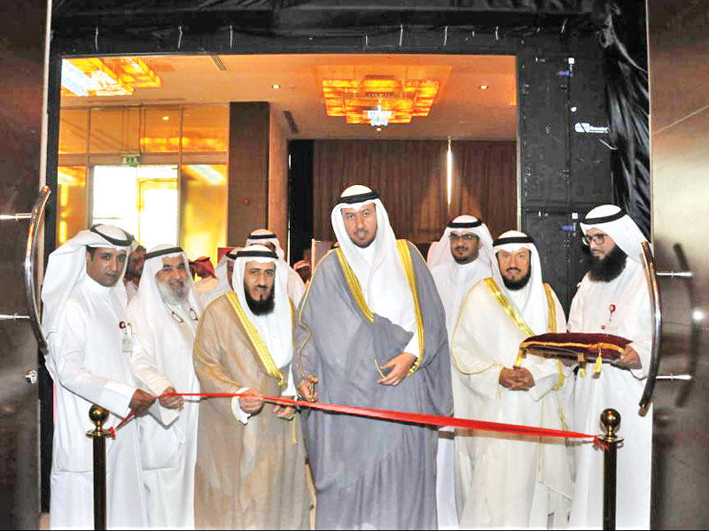 العفاسي مفتتحاً المعرض المصاحب للجائزة أمس