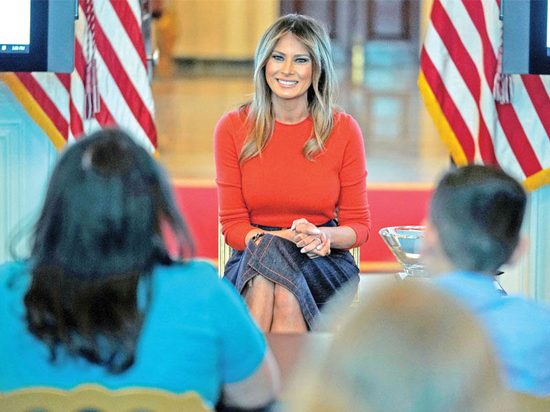 السيدة الأميركية الأولى تستمع إلى طلاب استضافتهم في البيت الأبيض أمس الأول (رويترز)