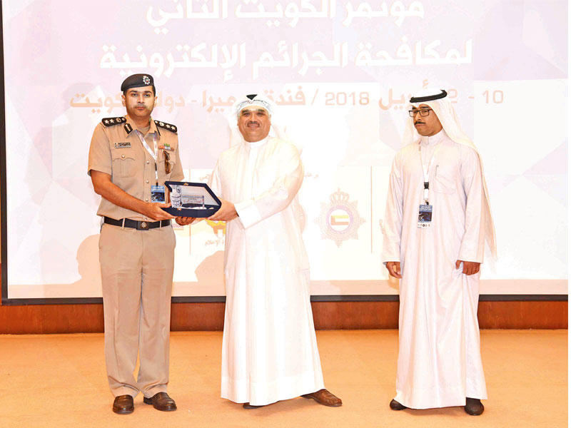 الشطي مكرماً الخبيزي في مؤتمر مكافحة الجرائم الإلكترونية