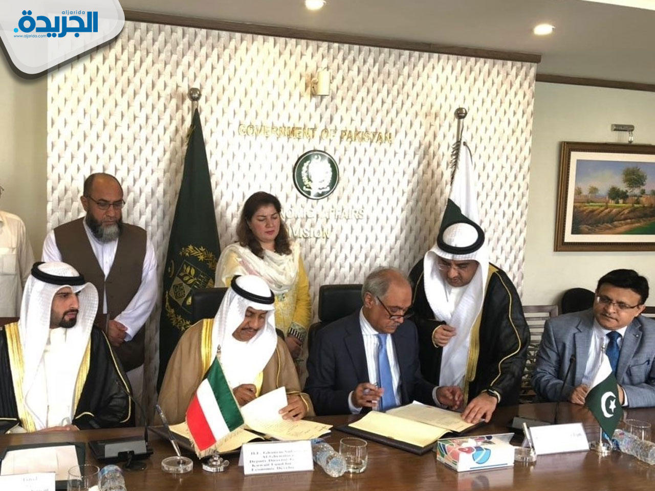 جانب من توقيع عقد الإقراض