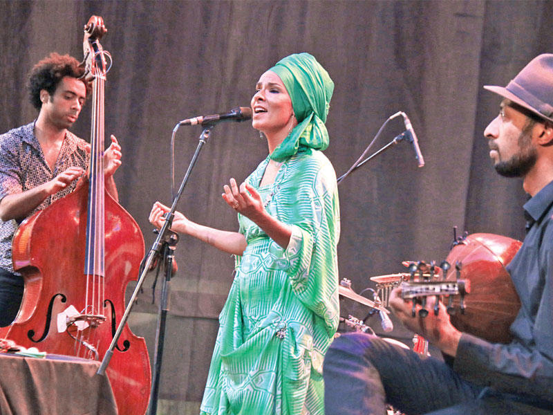 من حفل الفنانة أوم