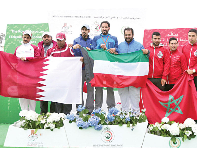 منتخب الكويت المتوج بذهبية «دبل تراب» على منصة التتويج