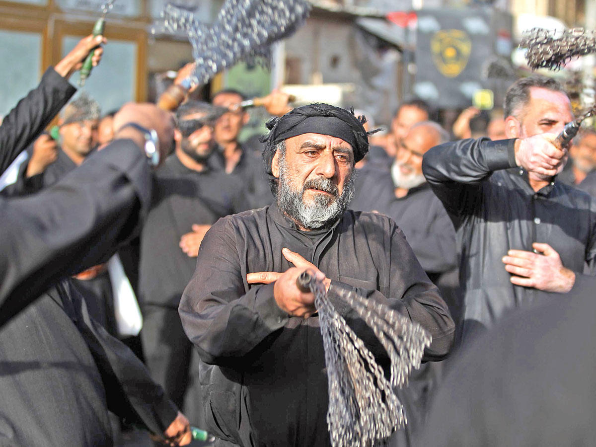 عراقيون شيعة يشاركون في مسيرات لإحياء ذكرى وفاة الإمام موسى الكاظم (أ ف ب)