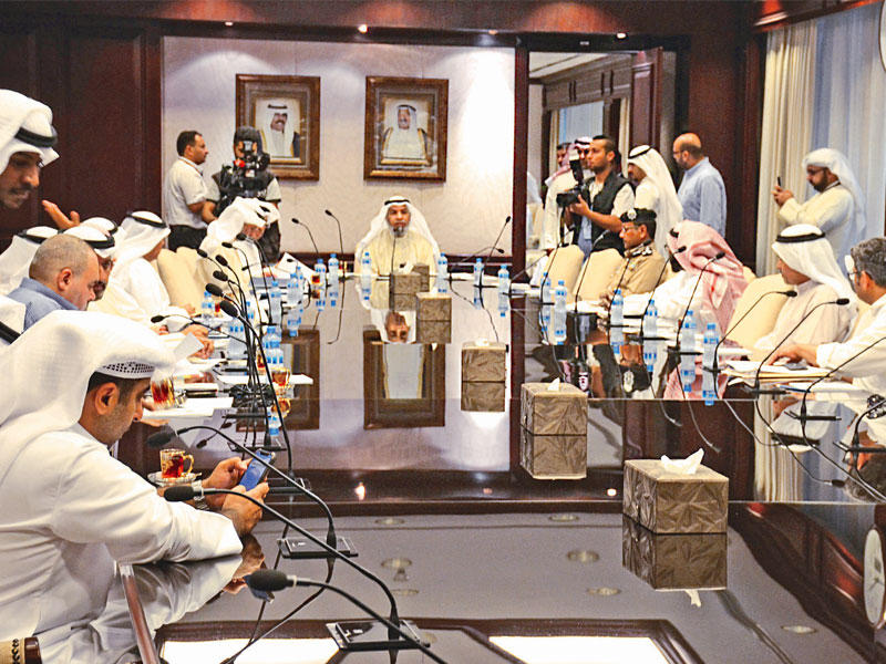 الحبيل مترئساً الاجتماع الحكومي أمس (تصوير ميلاد غالي)