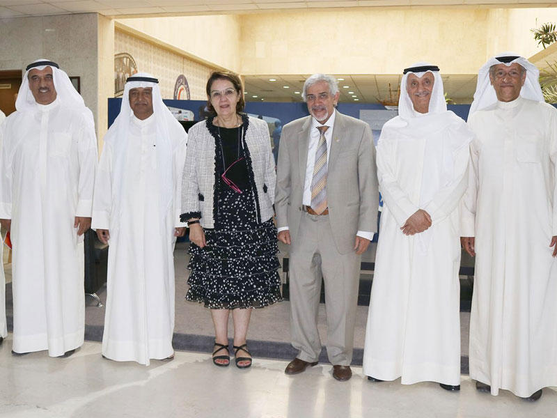 الساير متوسطاً أعضاء مجلس إدارة الهلال الأحمر الجديد