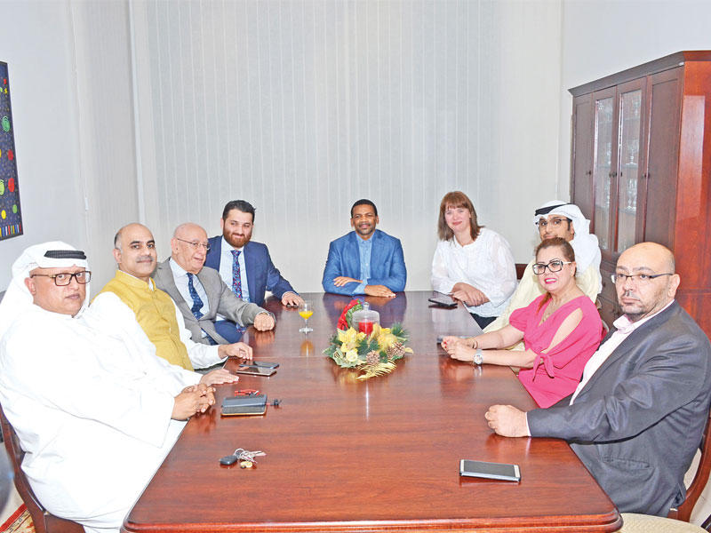 بونا متحدثاً للصحافيين